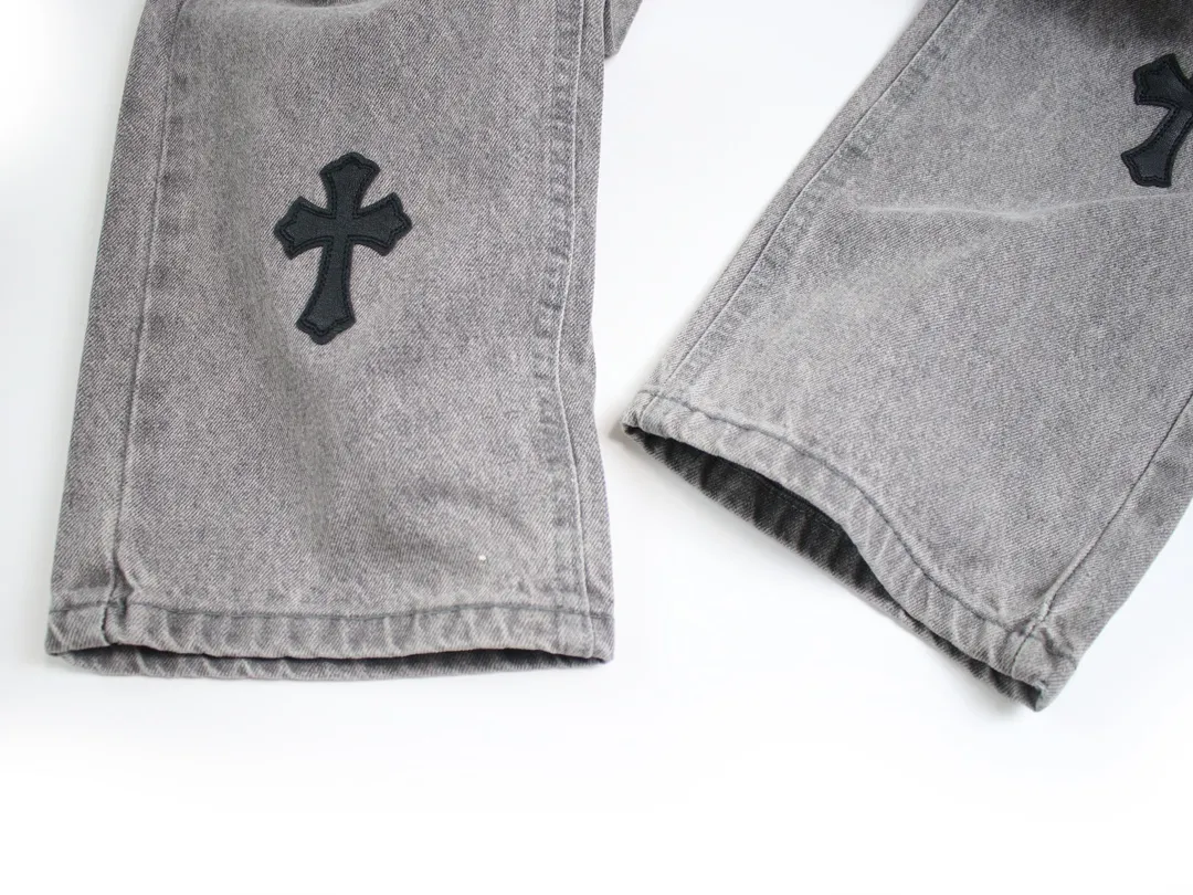 🅿️250 Style Number: D123 Chrome Hearts Matty Boy Sex Records Series Limited JJ Lin Gray and Leather High Street Jeans - CH jeans need to be washed and then disassembled and hand-stitched with sheepskin cross leather and then spliced ​​together to complete the process. The whole process is too complicated to explain. The texture can be seen in the hand, and it’s all about looking good. These are the most beautiful pants in Crow’s heart. They are made of beaded canvas fabric, and heavy washing makes the upper body of the fabric more textured, and the pants shape is tall and straight! The three-dimensional cutting of the whole trousers is a masterpiece! The hardware is customized by zp. The beaded canvas fabric is thick and soft after being washed. It has good breathability. Customized small leather label. Unique design. The details are simple and elegant, and the workmanship is exquisite. The whole trousers are neatly routed and the details are in place! It’s so cool that both men and women can easily control the trend of gender-neutral shorts!  Color: Gray with black Size: 28 30 32 34 36 Corresponding sizes s-xxl Available in seconds. Detailed sizes can be found in picture 9. Pants length: 107/108/109/110/111 Waist: 71/76/81/86/91 Sitting: 101/106/111/116/121